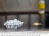 Le nouveau bioplastique est fabriqué en combinant des granulés de polyuréthane thermoplastique (à gauche) et des spores de Bacillus subtilis (à droite). | David Baillot/UC San Diego
