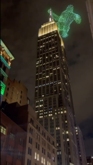 r/kingkong King Kong climbs the empire state building 2025 #kingkong #newyork #drone #empirestatebuilding