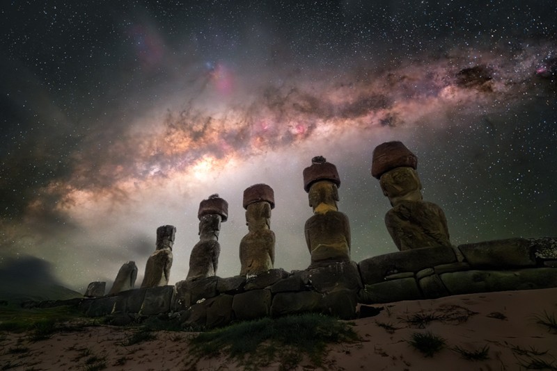 APOD - The Guardians of Rapa Nui beneath the Milky Way