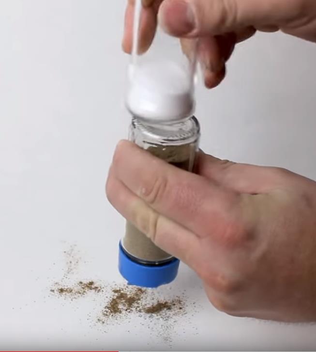Youtube - How To Get Pepper Out of the Shaker Faster - Lifehack - Trick - Ridges.jpg