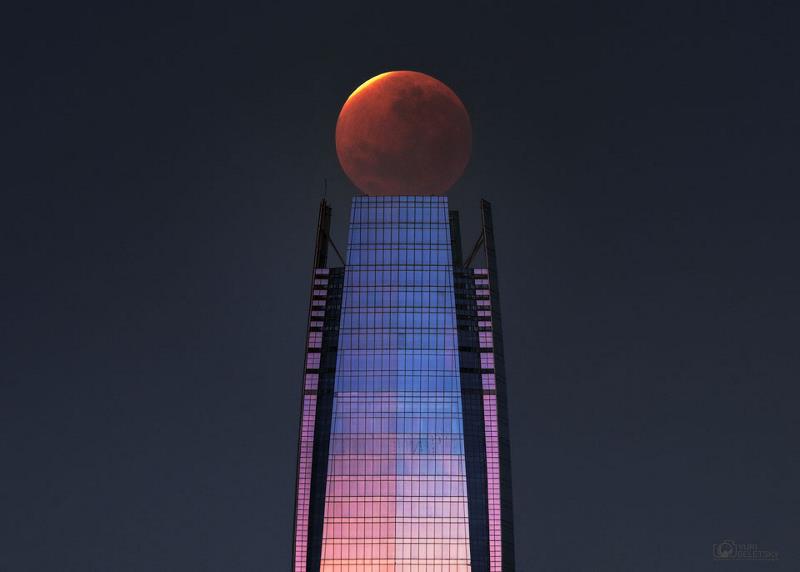 apod.nasa.gov APOD - Lunar Eclipse over a Skyscraper.jpg