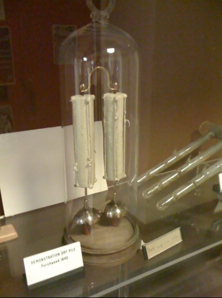 Oxford Electric Bell - elle sonne depuis 1840 et il y a un truc ...