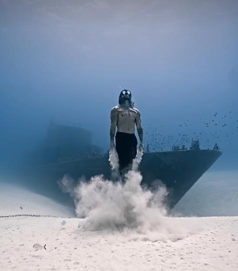 Tavi Castro - Freediving 20 meters