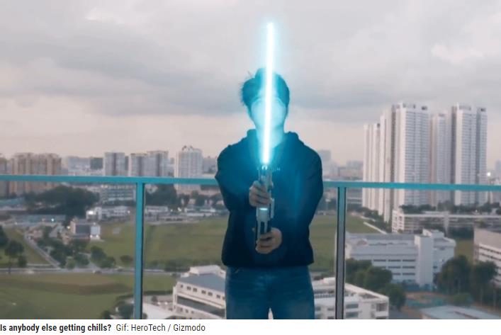 Building a Real Retractable Lightsaber par HeroTech