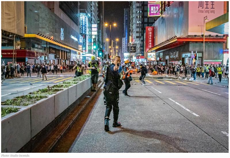 hongkongfp.com pictures-tear-gas-pepper-spray-clashes-mong-kok-police-officer-pulls-gun-protesters.jpg
