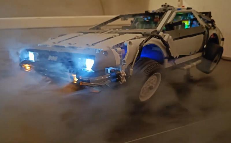 yankodesign.com lego-delorean-is-a-stunning-replica-of-the-classic-with-glowing-lights-and-opening-gullwing-doors.jpg