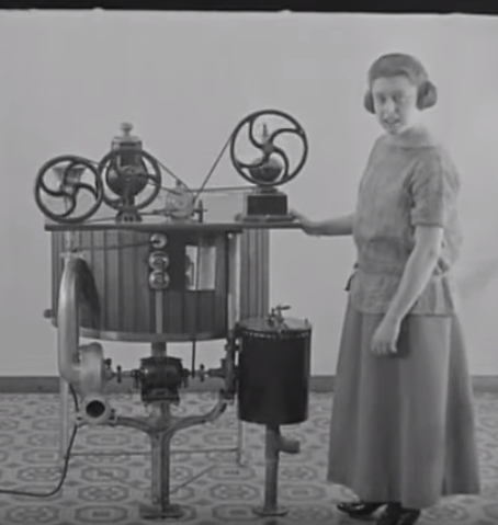 youtube.com CNRS - La machine à laver - Drôles d'inventions 03.png