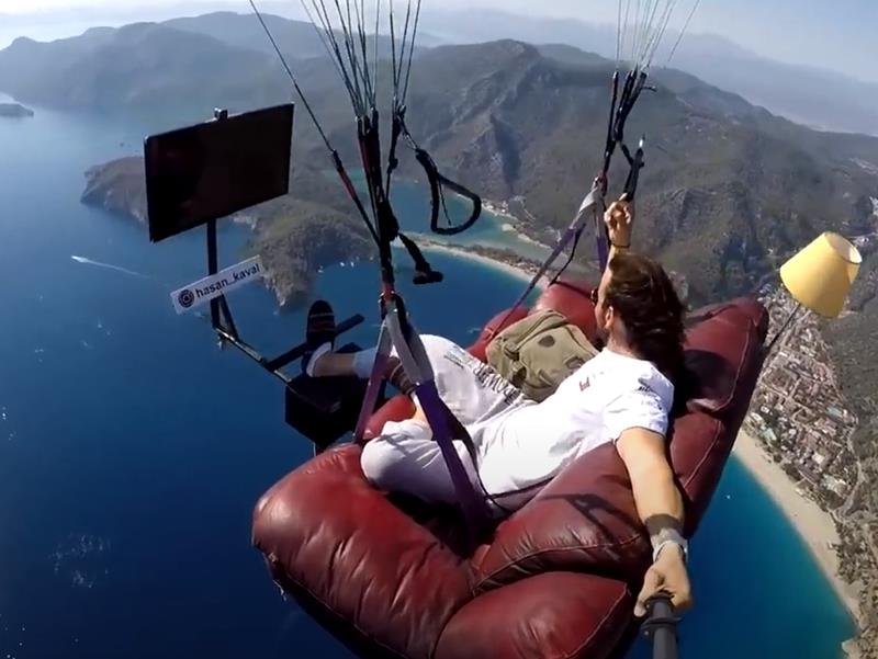 youtube.com Uçan koltuk - Flying Couch Potato - Paragliding - Ölüdeniz Turkey.jpg