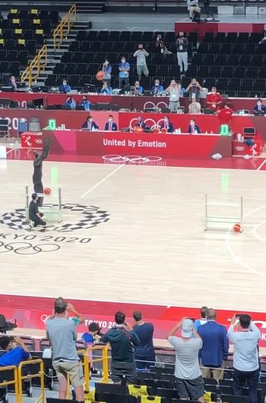 youtube.com  MLG Highlights - Japanese basketball robot wows at half-time of USA-France game.jpg