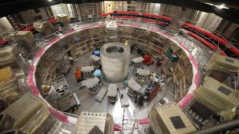 youtube.com monsieur bidouille - ITER ET LA FUSION - Visite du chantier du plus gros tokamak du monde.jpg